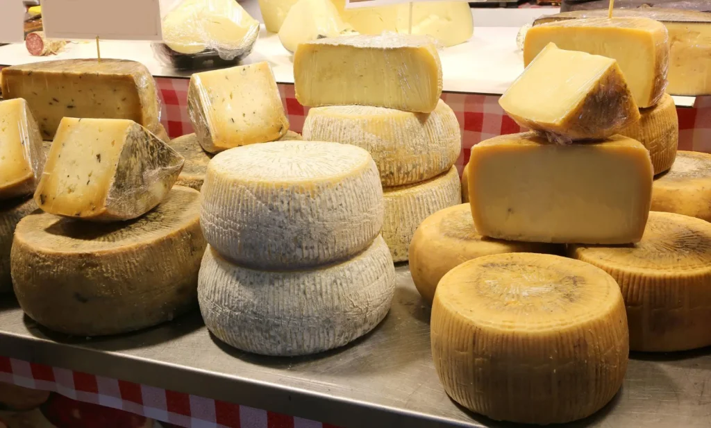 formaggi veneti e italiani tipici - pecorino - ubriaco - resteggia - in dispensa